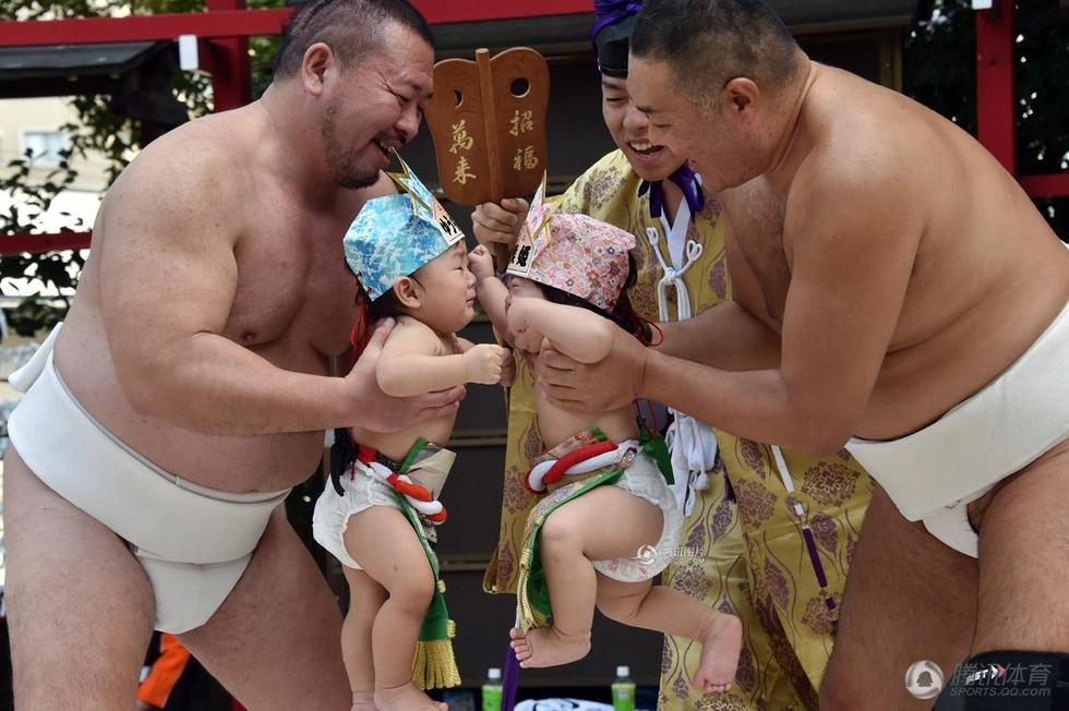 日本相扑手生活揭秘 一顿饭至少吃5人饭量(图)