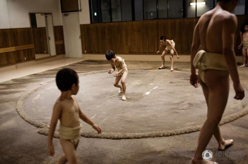 日本相扑手生活揭秘 一顿饭至少吃5人饭量(图)