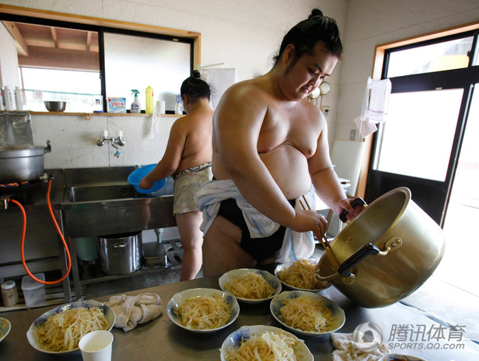 日本相扑手生活揭秘 一顿饭至少吃5人饭量(图)