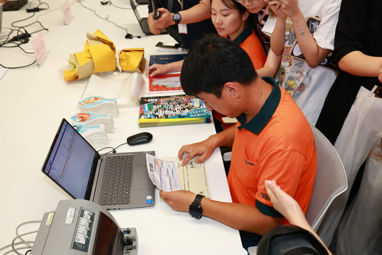 全程用时1小时15分钟，2024年北京市第一封普招高考录取通知书投递完成_fororder_1