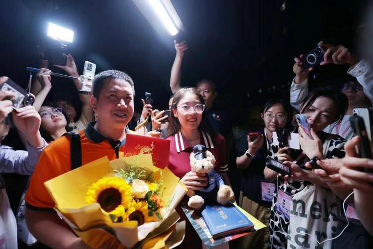 全程用时1小时15分钟，2024年北京市第一封普招高考录取通知书投递完成_fororder_2