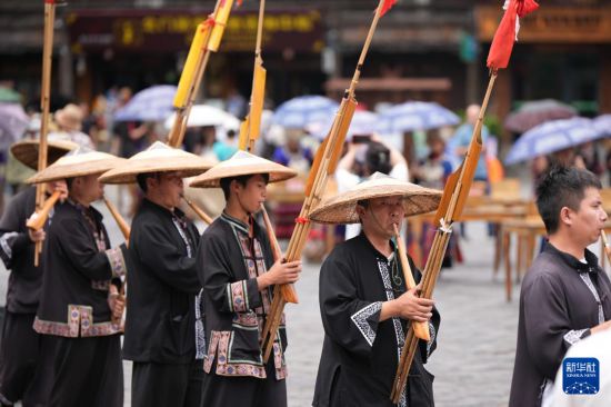 贵州：西江千户苗寨迎来暑期旅游旺季