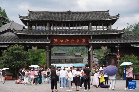 贵州：西江千户苗寨迎来暑期旅游旺季