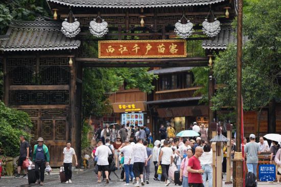 贵州：西江千户苗寨迎来暑期旅游旺季