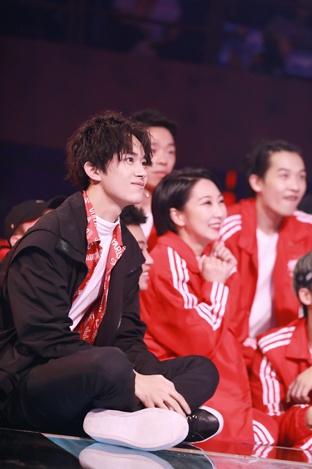 图片默认标题_fororder_易烊千玺观看队员表演