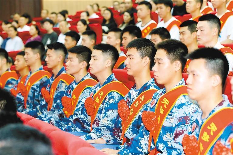 满怀期待开启飞行之路  西安73名学子被录取为空军飞行学员_fororder_微信图片_20240712085438