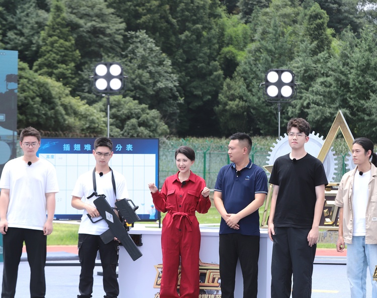 喷火、空中追逐 《天府工匠》第三季挑战首场录制开启无人机技能大比拼
