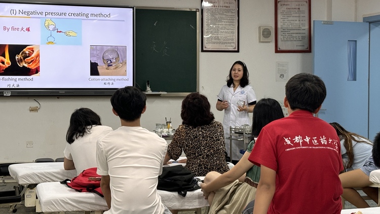 （转载）探寻中医智慧 2024海外华裔青少年夏令营走进成都中医药大学