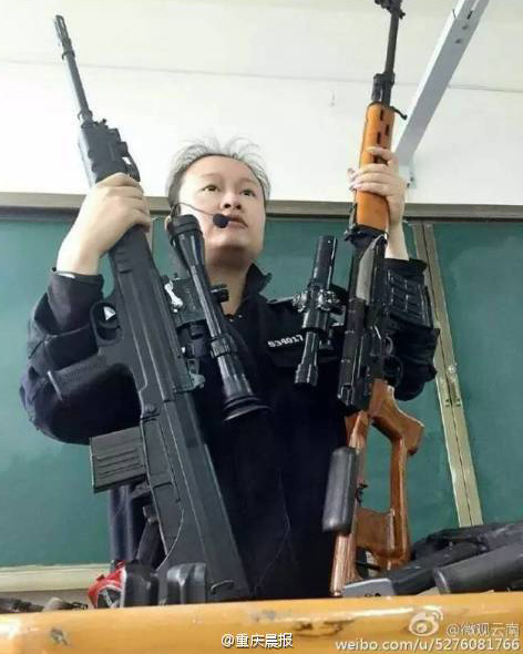 女老师“扛枪”上课走红 手持双枪霸气侧漏(组图)-国际在线