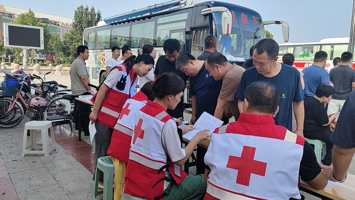 “双争”有我丨保定市满城区：让“爱”在热血中传递_fororder_参加无偿献血的人们 摄影 钱曼