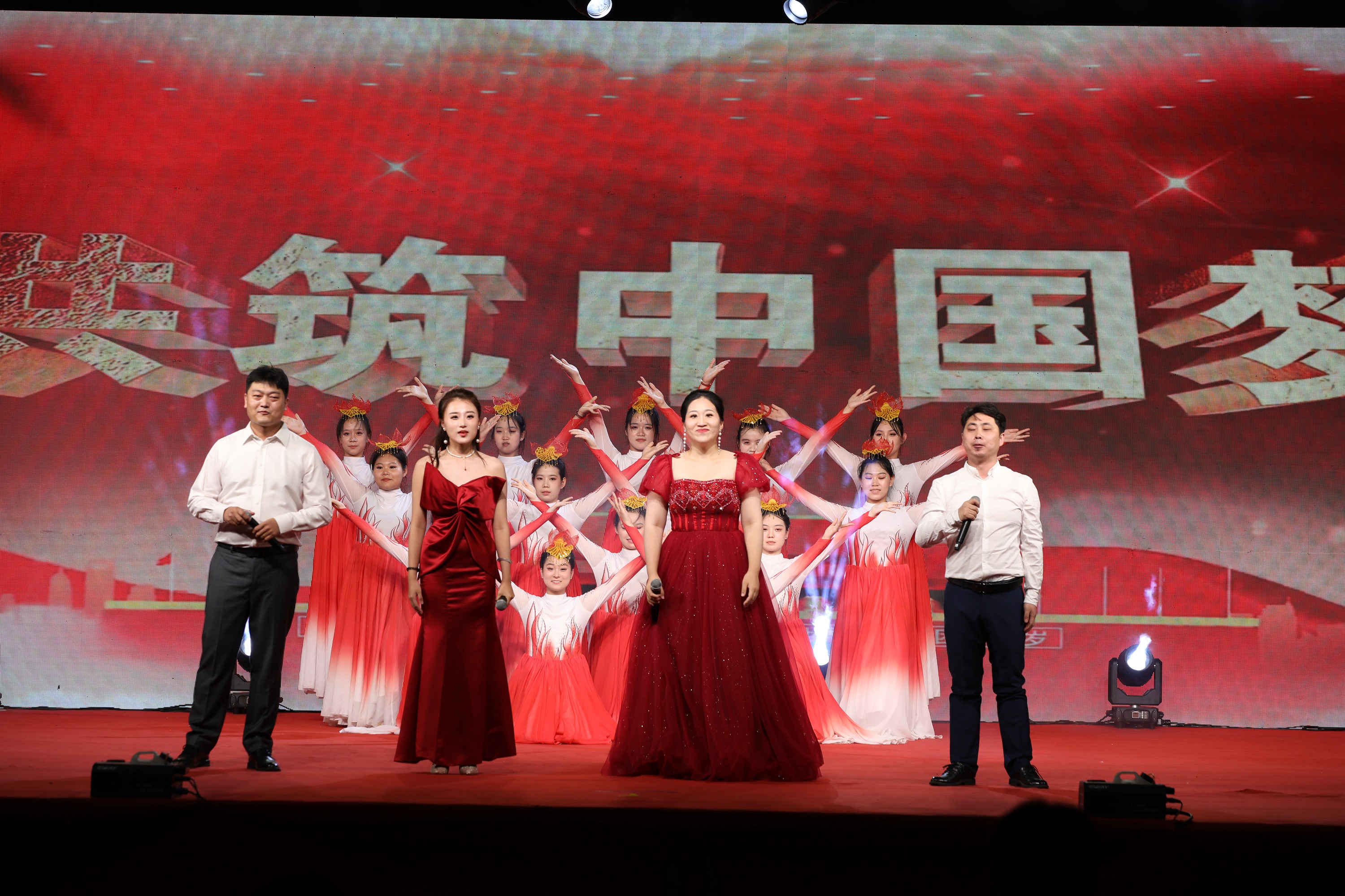 保定市满城区：“彩色周末”演出点亮精彩夏日_fororder_歌伴舞《共筑中国梦》 摄影 张丽双