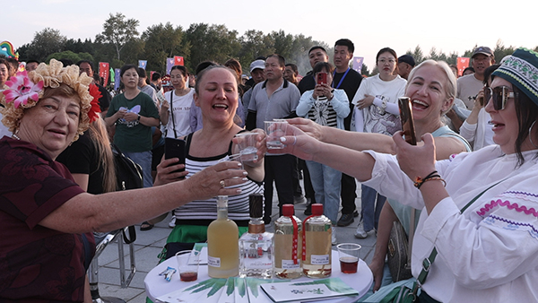 成都邛崃特色产品亮相黑龙江同江市中俄边境文化季_fororder_俄罗斯朋友畅饮邛酒-供图-邛崃市委宣传部