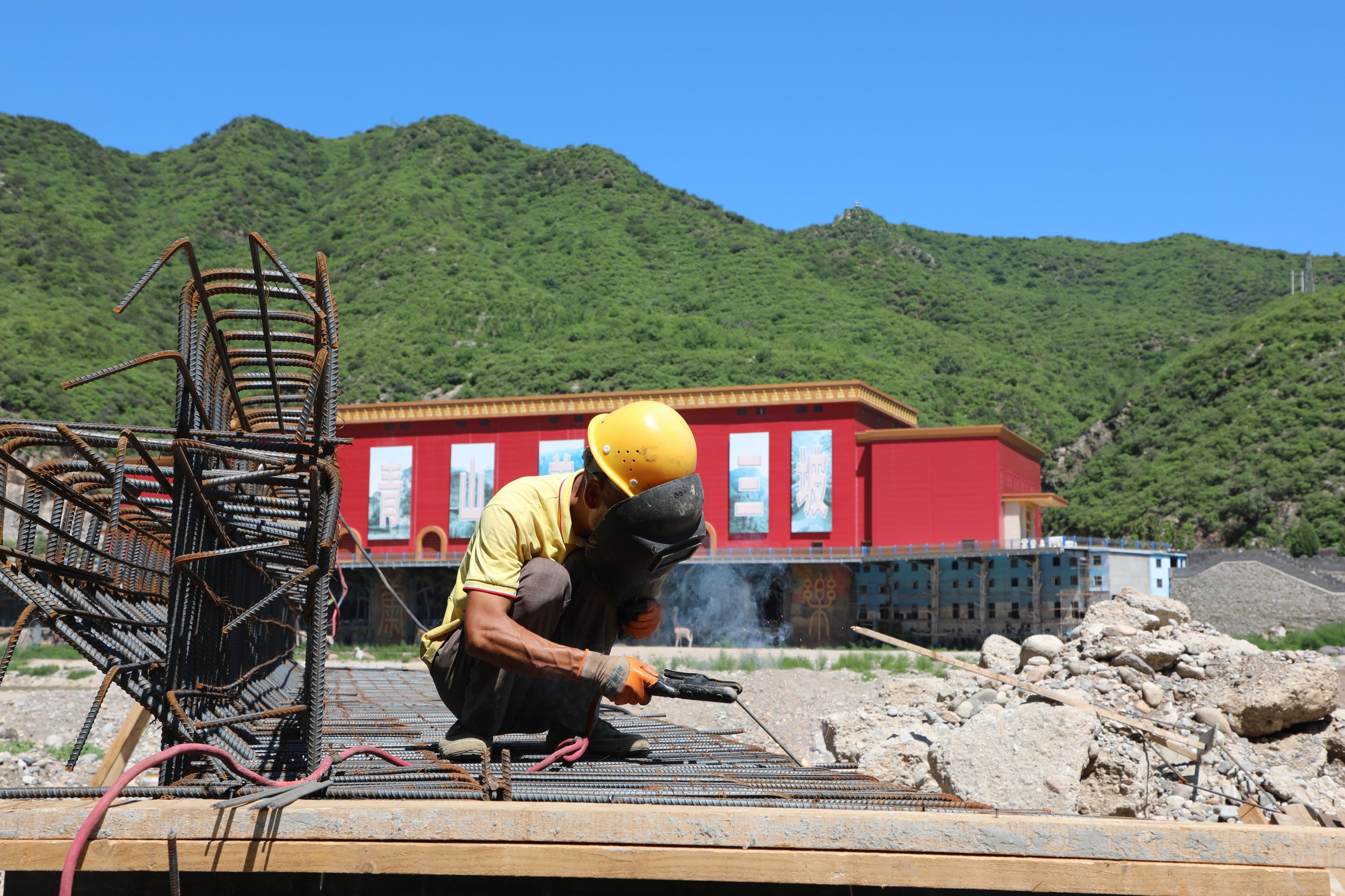 河北涞水：水毁公路恢复重建按下“快进键”_fororder_图为工人正在加固邢各庄南桥零号桥台钢筋。（徐梓钰 摄）.JPG