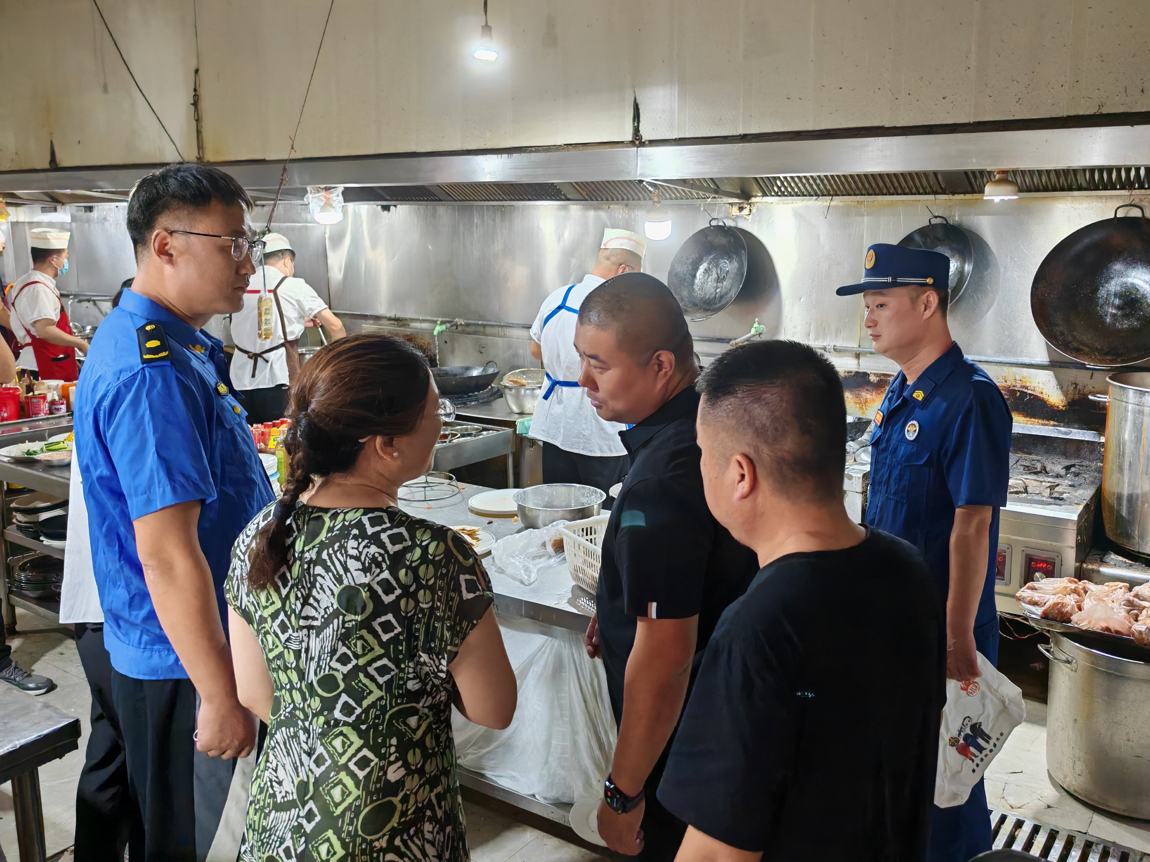 河北唐县：拧紧安全阀 守护幸福家_fororder_工作人员检查辖区餐饮企业的液化气瓶情况 (2)
