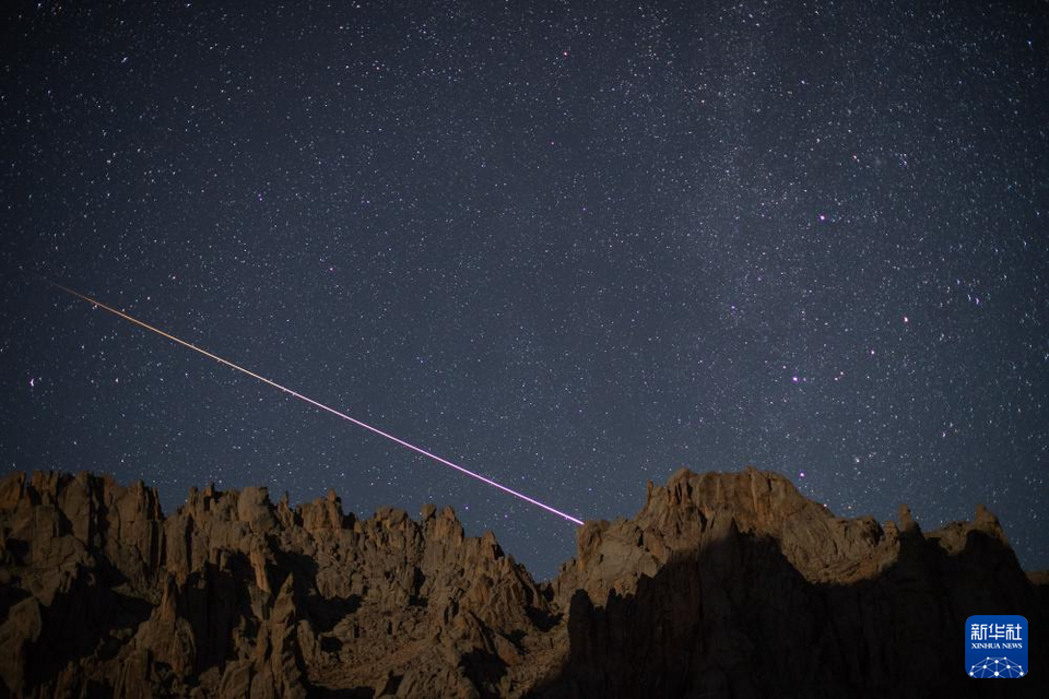 英仙座流星雨“绽放”夜空