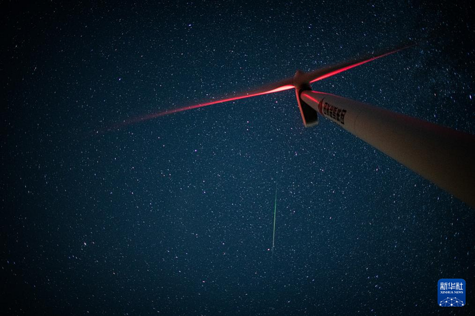 英仙座流星雨“绽放”夜空