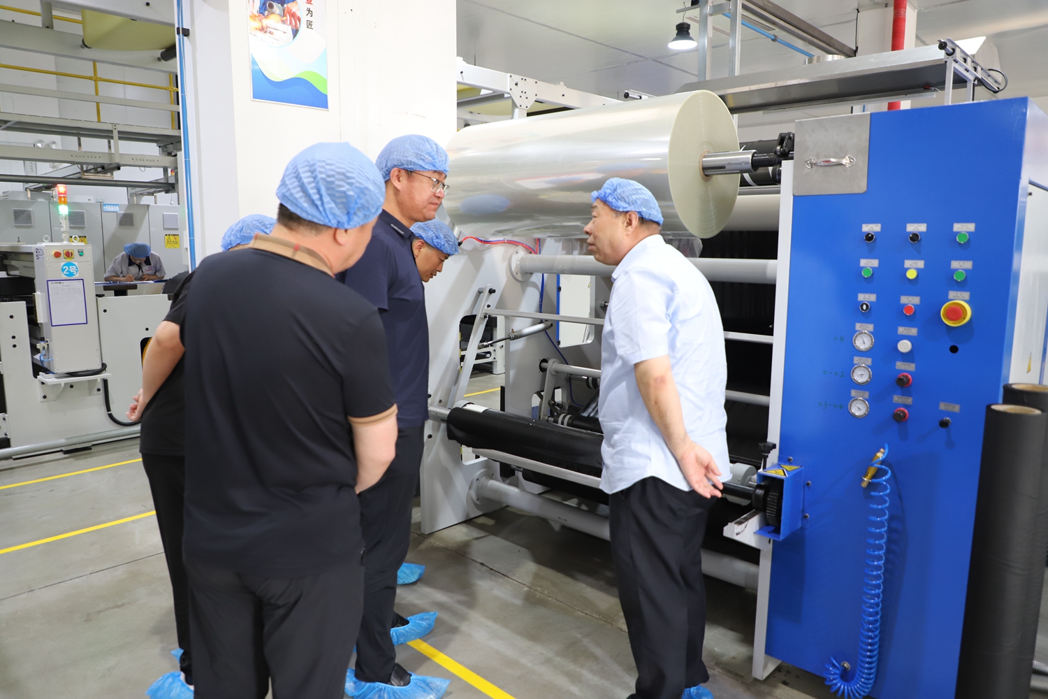 保定市满城区：对接企业需求 护航高质量发展_fororder_审批局负责同志与宏腾科技相关人员沟通交流 摄影 孙亚菲