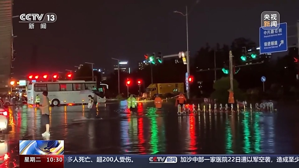 河南郑州昨晚突降暴雨 多部门连夜抢险排涝