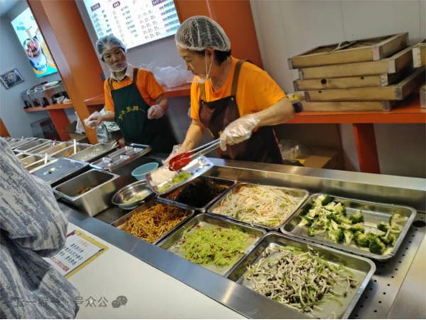 天府新区：共享食堂让更多老年人吃上家门口的热乎饭_fororder_未标题-2