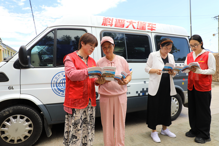 河北平泉：山村来了“三送”志愿服务队_fororder_图片 2
