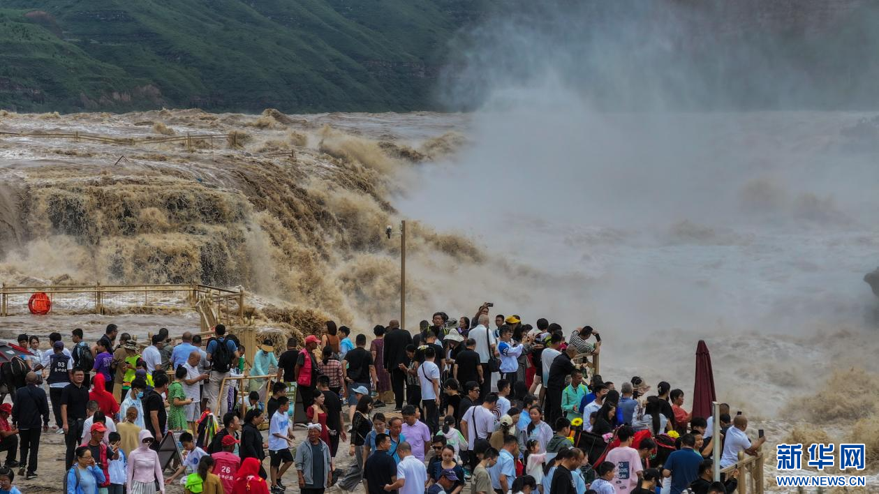航拍黄河壶口瀑布群景观
