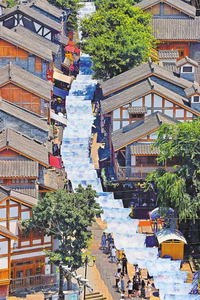 重庆：扎染天幕送凉爽 十八梯景区人气旺