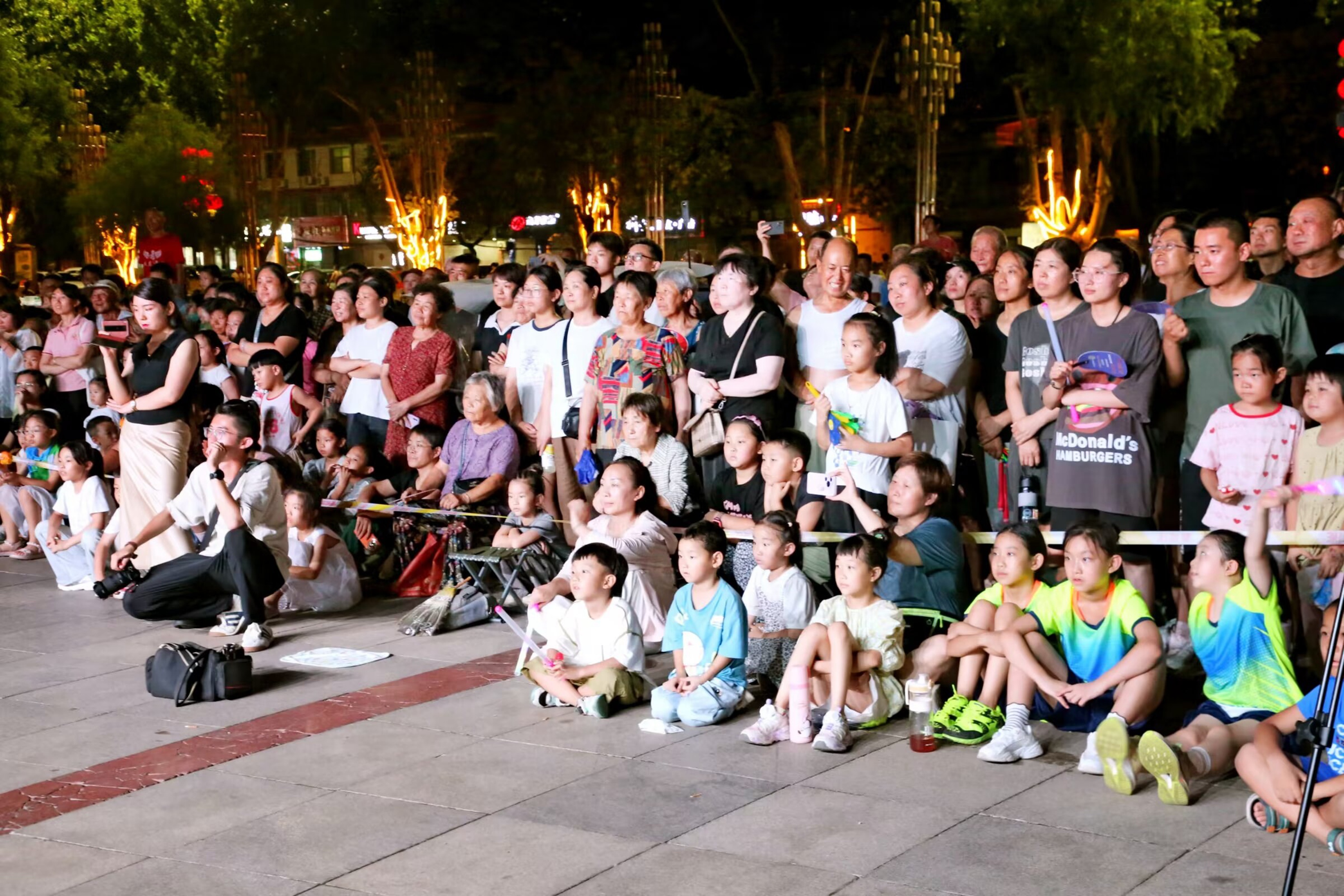 “双争”有我丨保定市满城区：“彩色周末+文化夜市”激活人间烟火_fororder_文化惠民展演现场前来观看的群众 摄影 陈占良