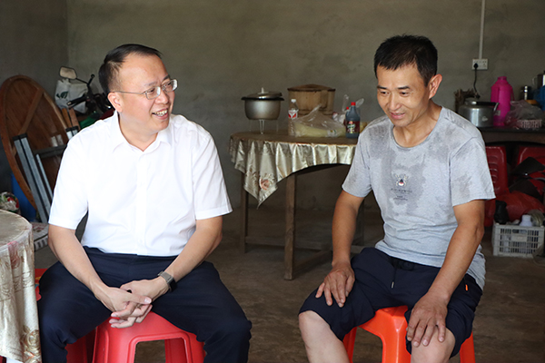 宜宾市高县县委书记何胜伟率队到胜天镇调研巩固拓展脱贫攻坚成果同乡村振兴有效衔接工作_fororder_何胜伟（左）走访看望脱贫户王德付-摄影-徐凌