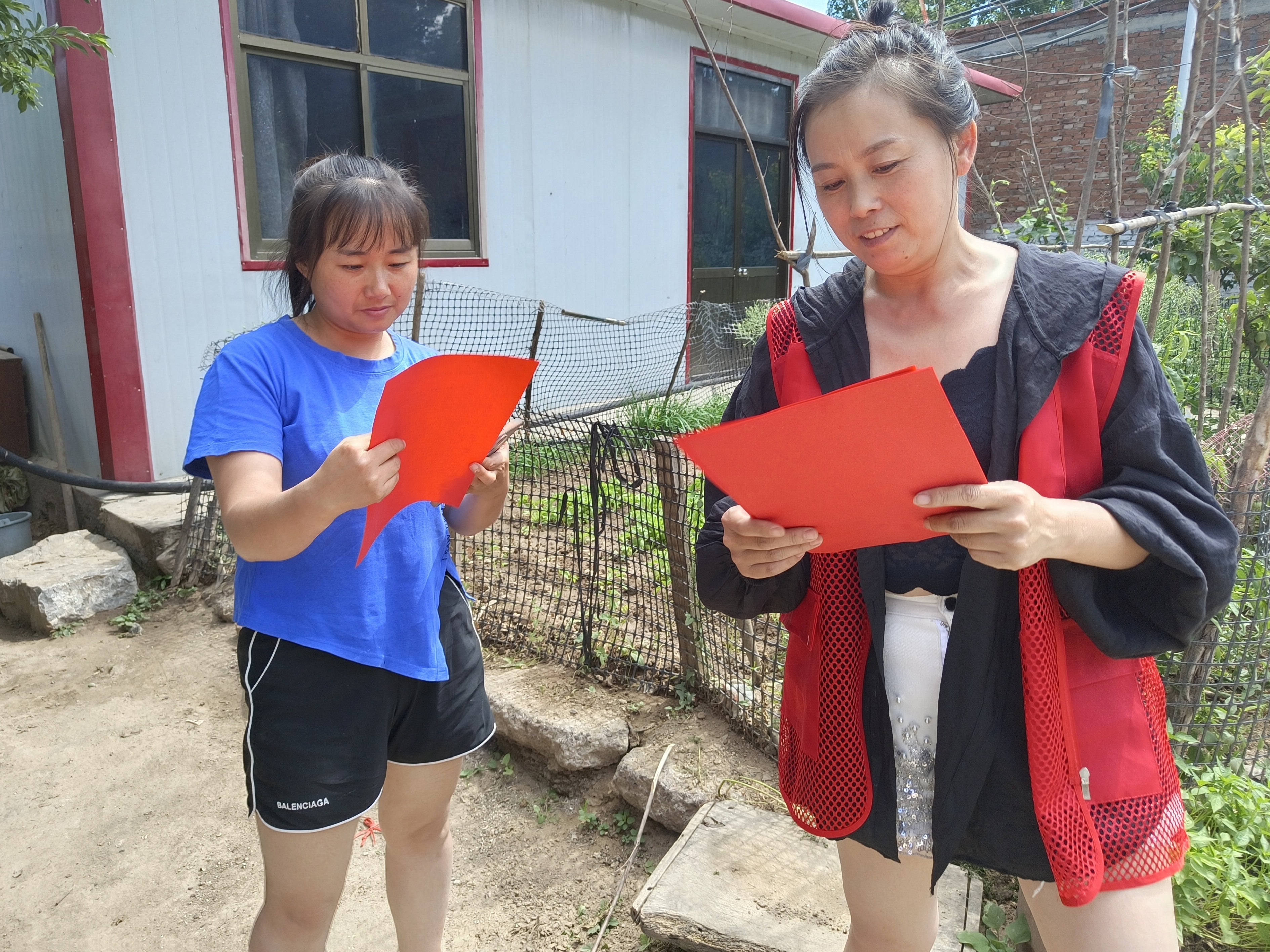河北唐县：文明实践助力移风易俗_fororder_工作人员入户宣传移风易俗的意义