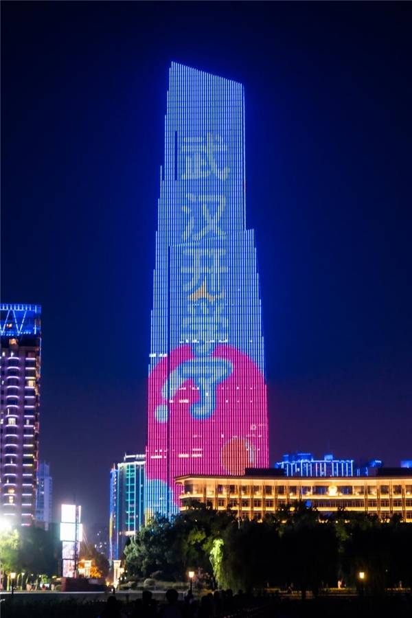 迎新更要迎心，武汉开学礼，花YOUNG宠新生！