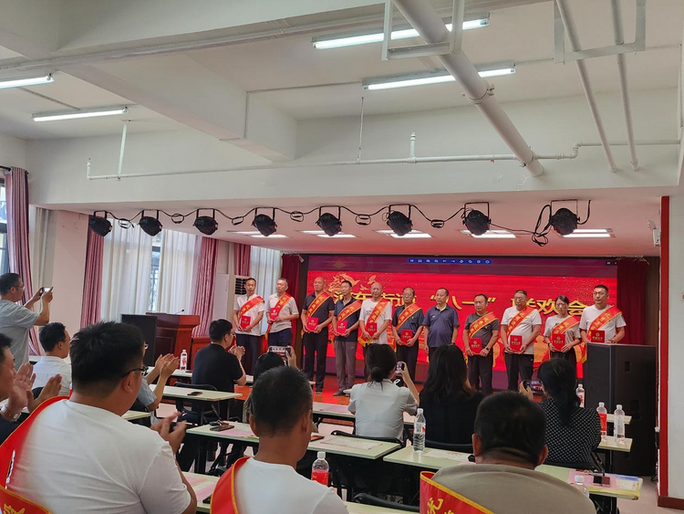 河北泊头：多彩活动庆八一_fororder_图片 1
