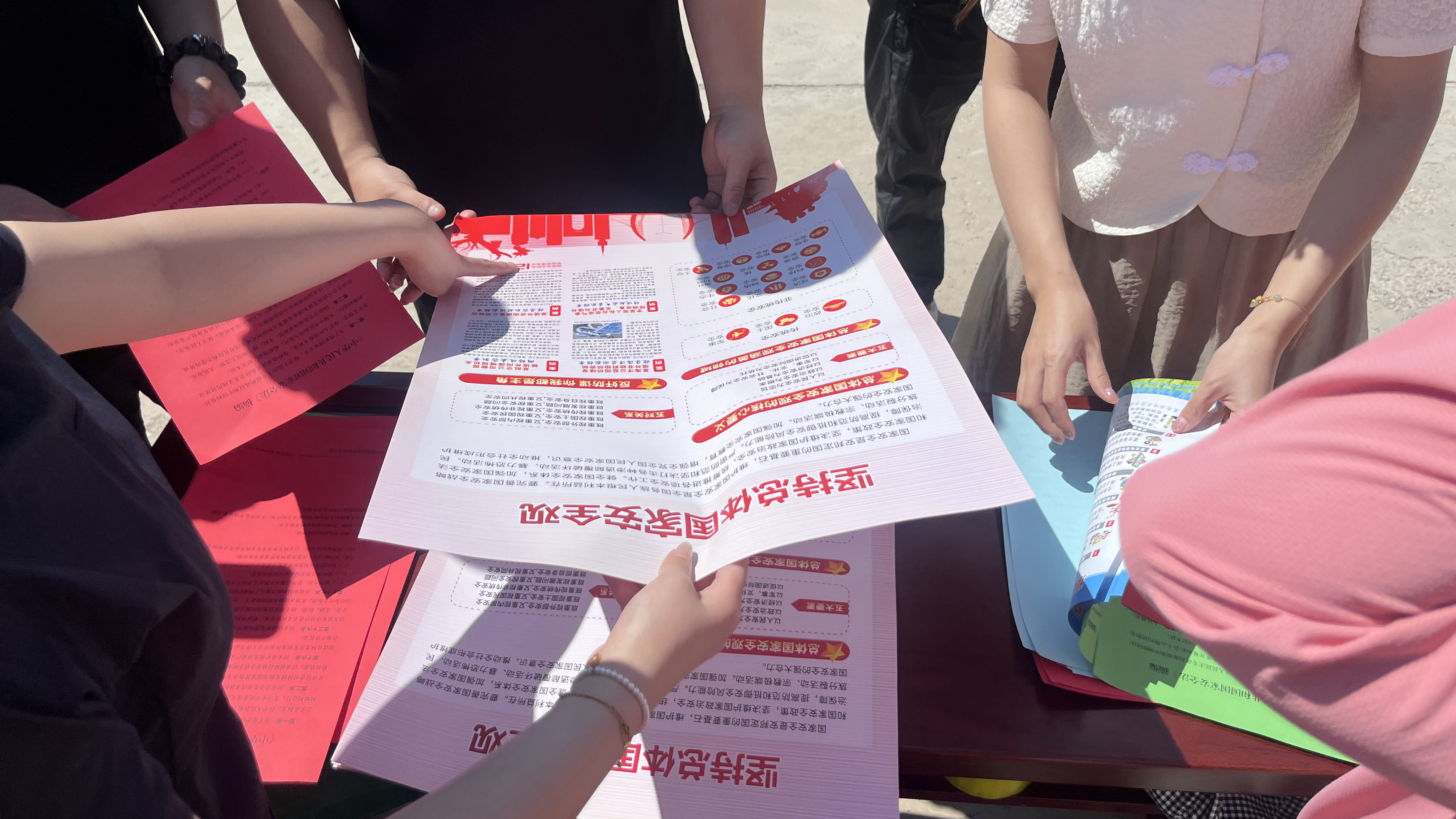 河北唐县：国家安全宣传教育走进山区_fororder_工作人员向过往群众介绍坚持总体国家安全观海报