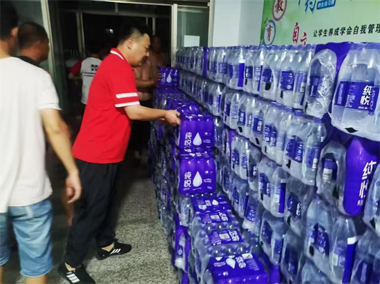 中粮可口可乐启动“净水24小时”应急饮用水救援机制——18000瓶饮用水驰援丹东宽甸_fororder_微信图片_20240801162023