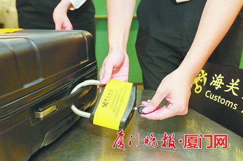 【要闻】【厦门】【移动版】【Chinanews带图】厦门机场试点“先期机检” 进境旅客下机就能走