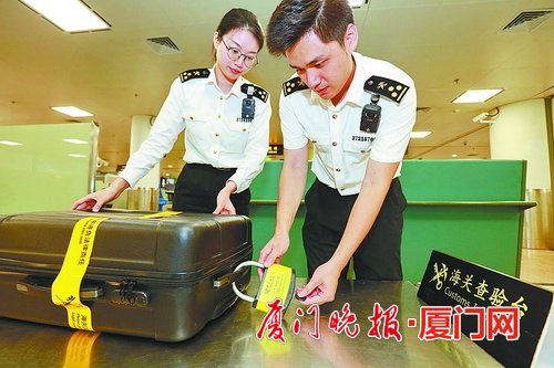 【要闻】【厦门】【移动版】【Chinanews带图】厦门机场试点“先期机检” 进境旅客下机就能走