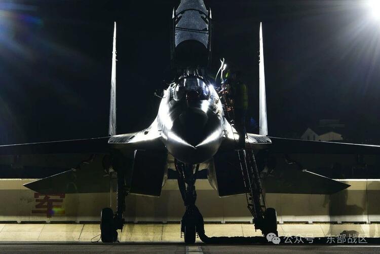 战鹰冲霄！空军航空兵某部跨昼夜练兵