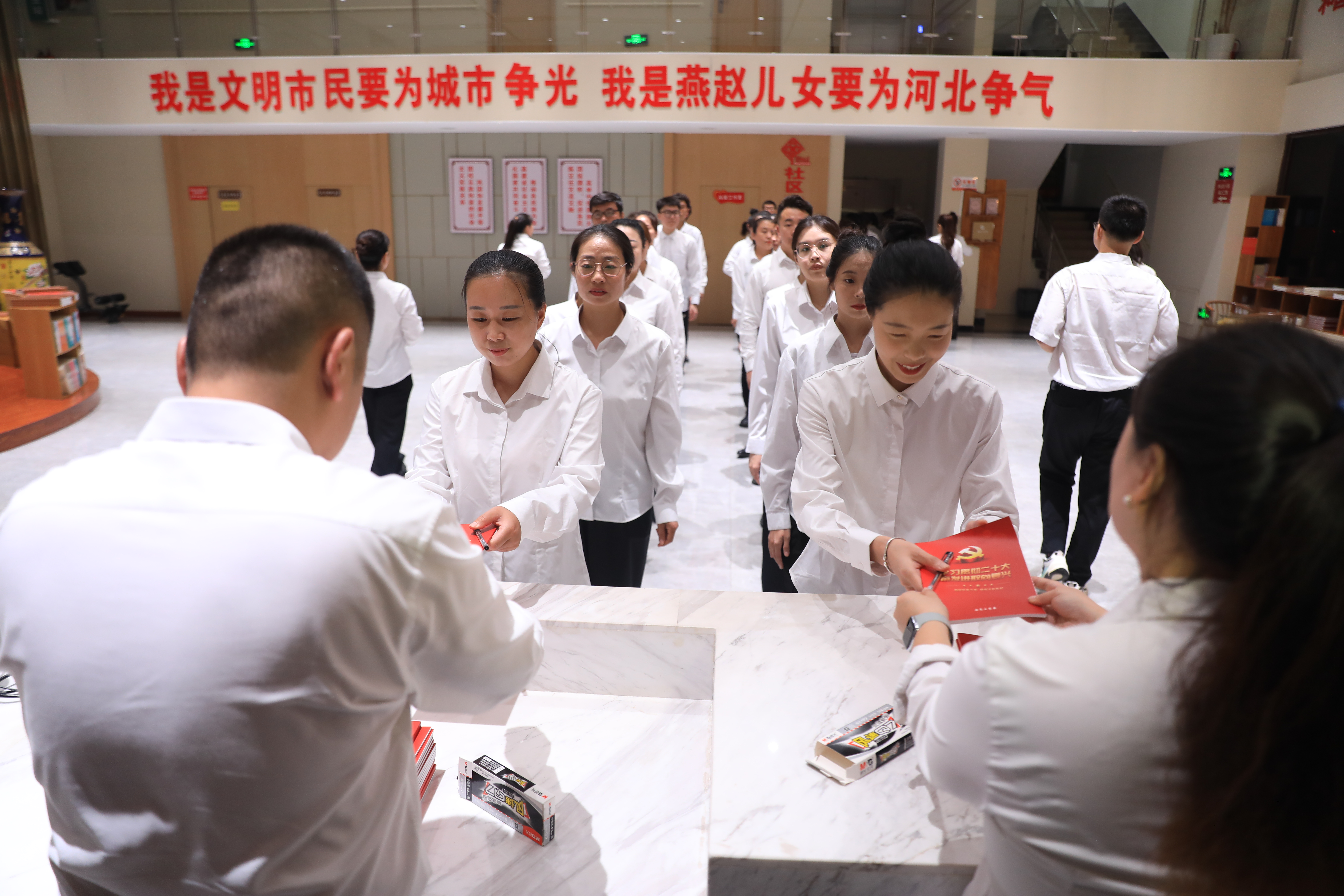 保定市莲池区：“人人上讲堂” 展现先锋风采_fororder_图片三：西高庄党委向党员发放学习笔记本。（刘宗泽摄）
