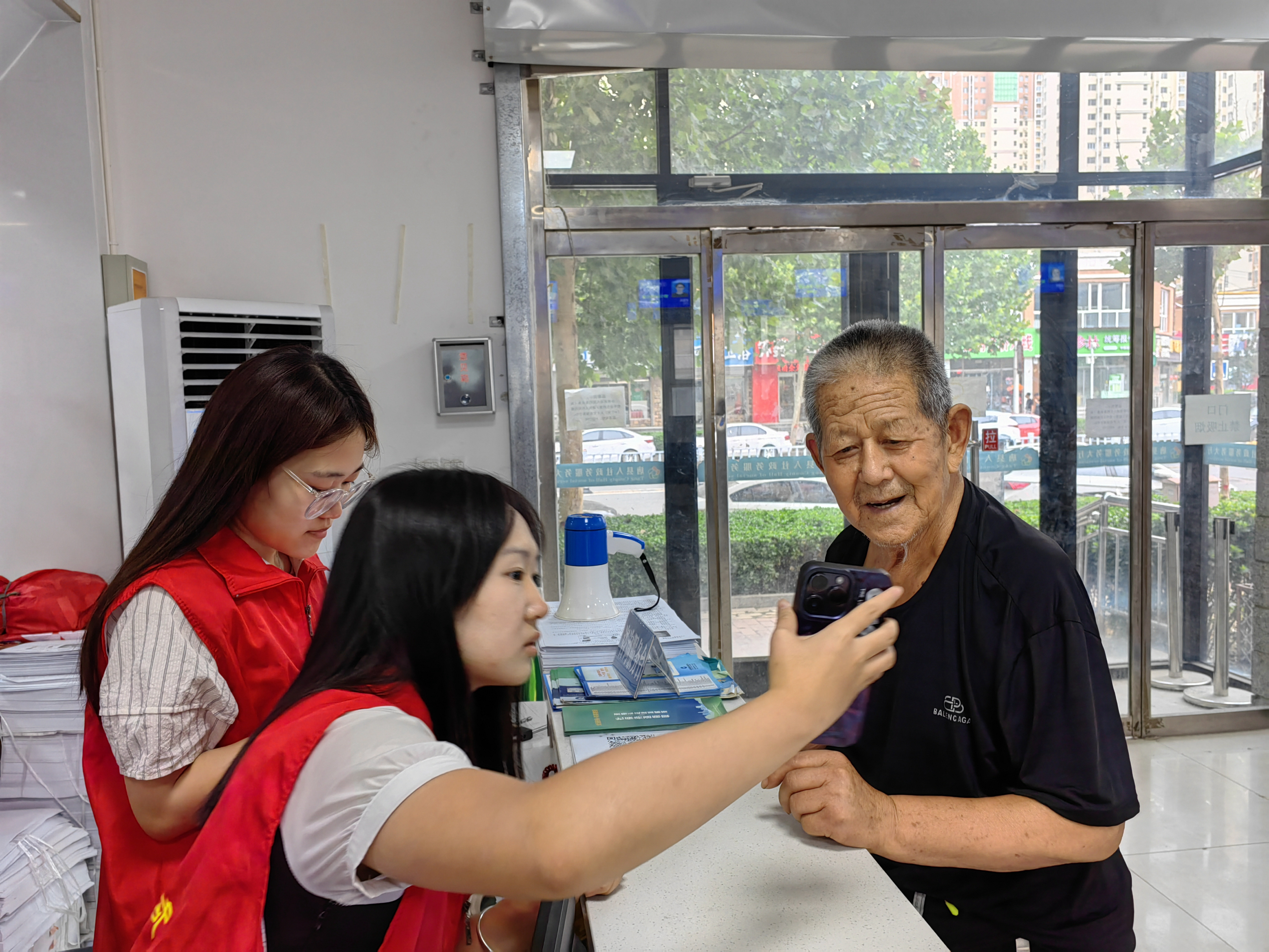 河北唐县：“三通快递”跑出人社“加速度”_fororder_工作人员帮助群众进行资格认证 (3)