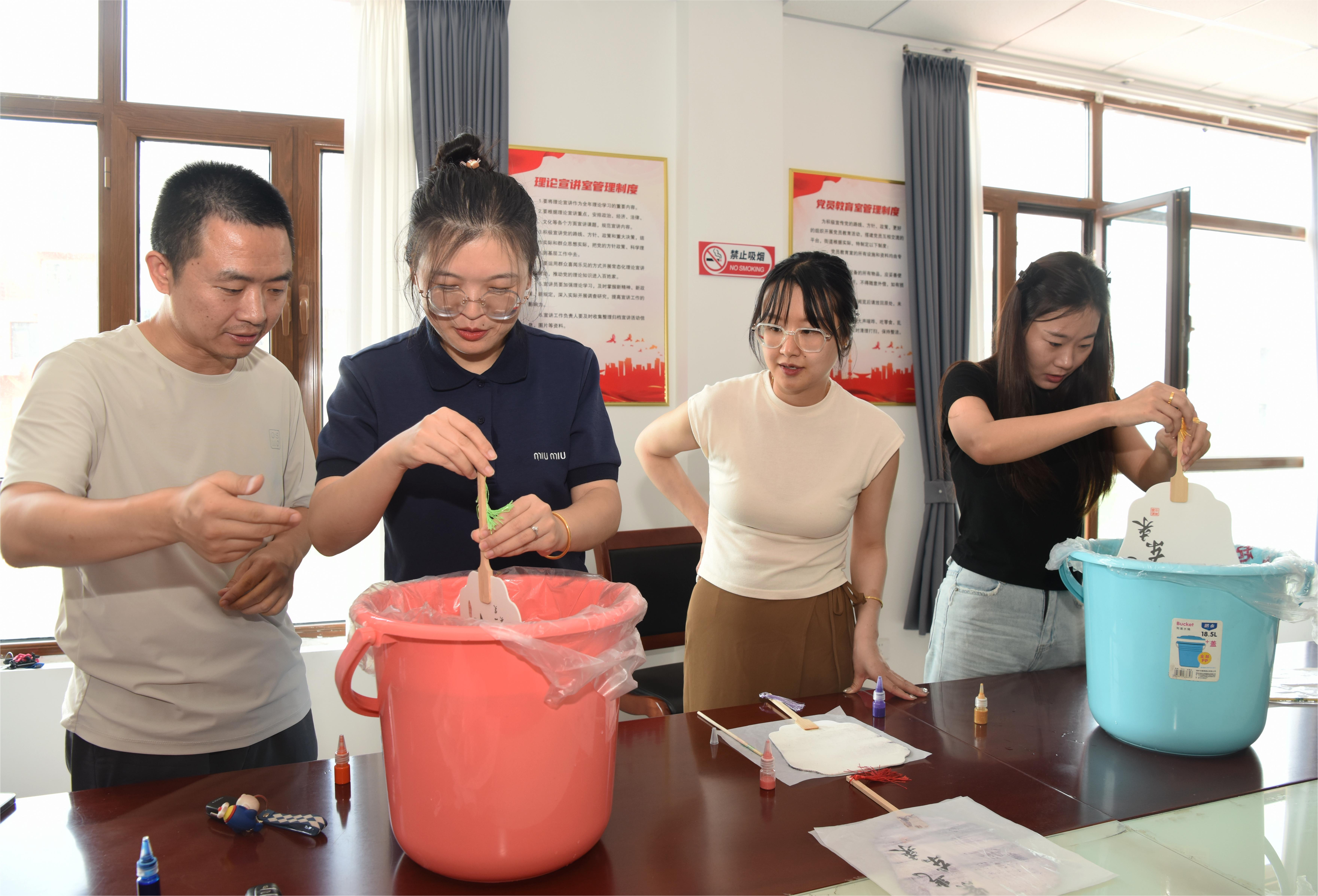 沧州经济开发区开展漆扇制作主题理论宣讲活动_fororder_图片 3