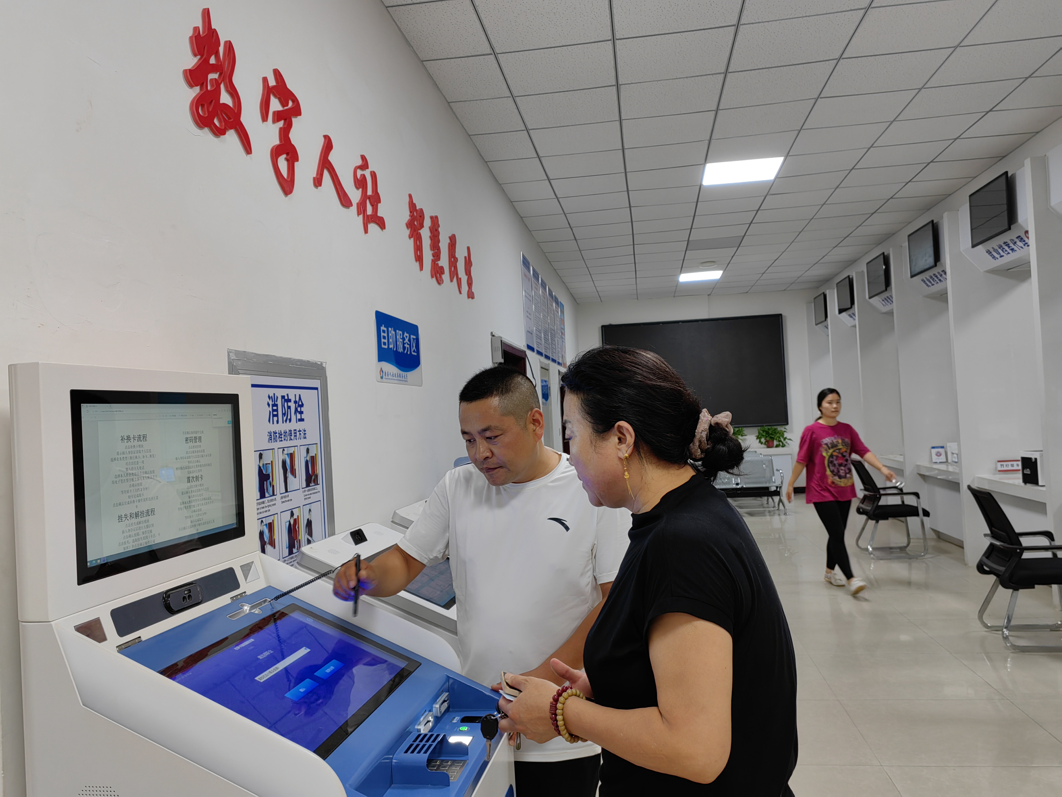 河北唐县：“三通快递”跑出人社“加速度”_fororder_工作人员正帮助群众办理业务