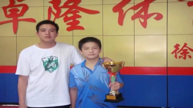 “广州仔”樊振东夺冠被“举高高”