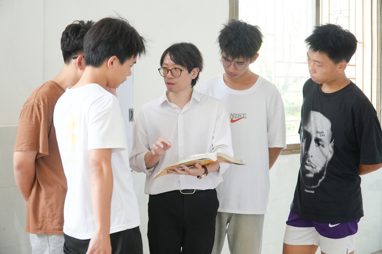 图片默认标题_fororder_钟晓光老师为学生解答疑惑.JPG