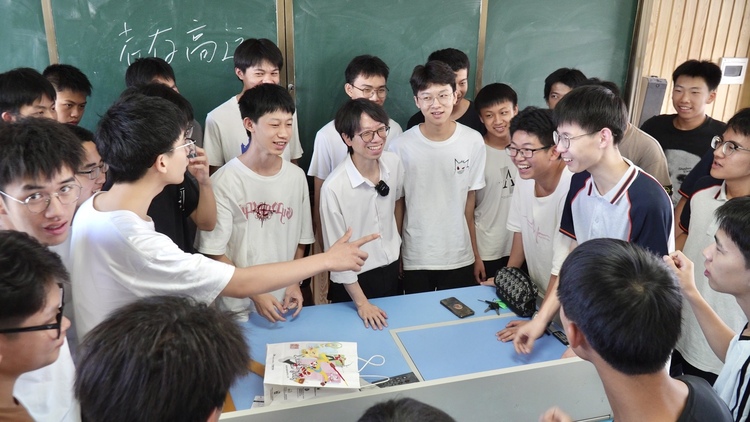 图片默认标题_fororder_钟晓光老师与学生在一起