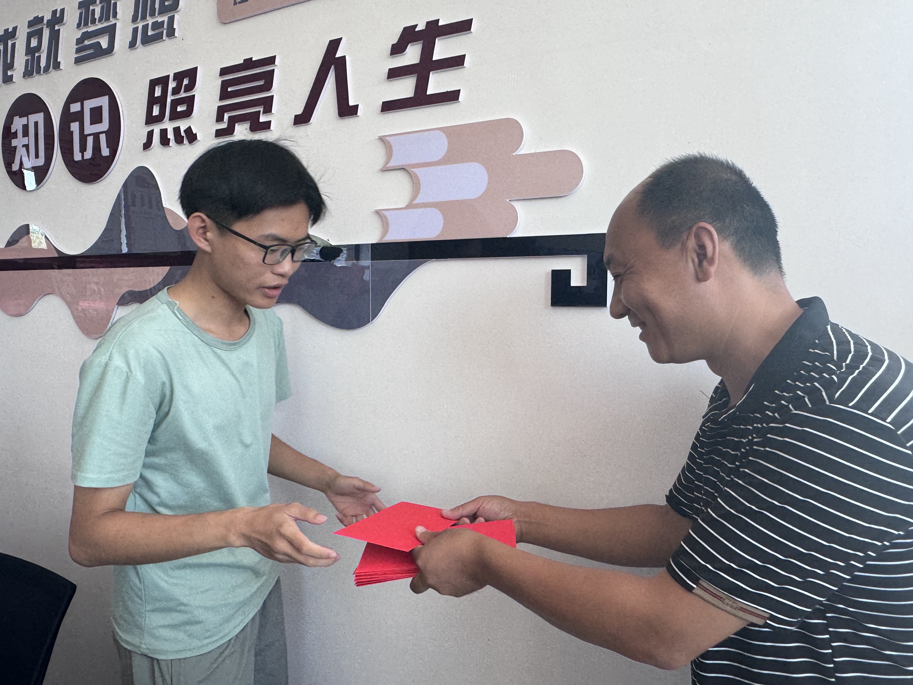 “双争”有我丨保定市满城区：文明实践“升学礼” 为学子筑梦起航_fororder_大学新生领取助学金 摄影 曹萌