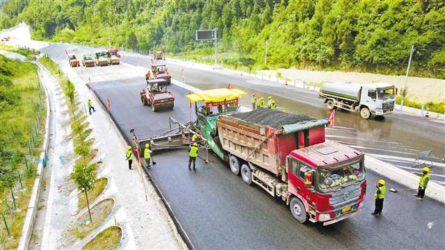 热辣滚烫 重庆重点工程建设跑出“加速度”