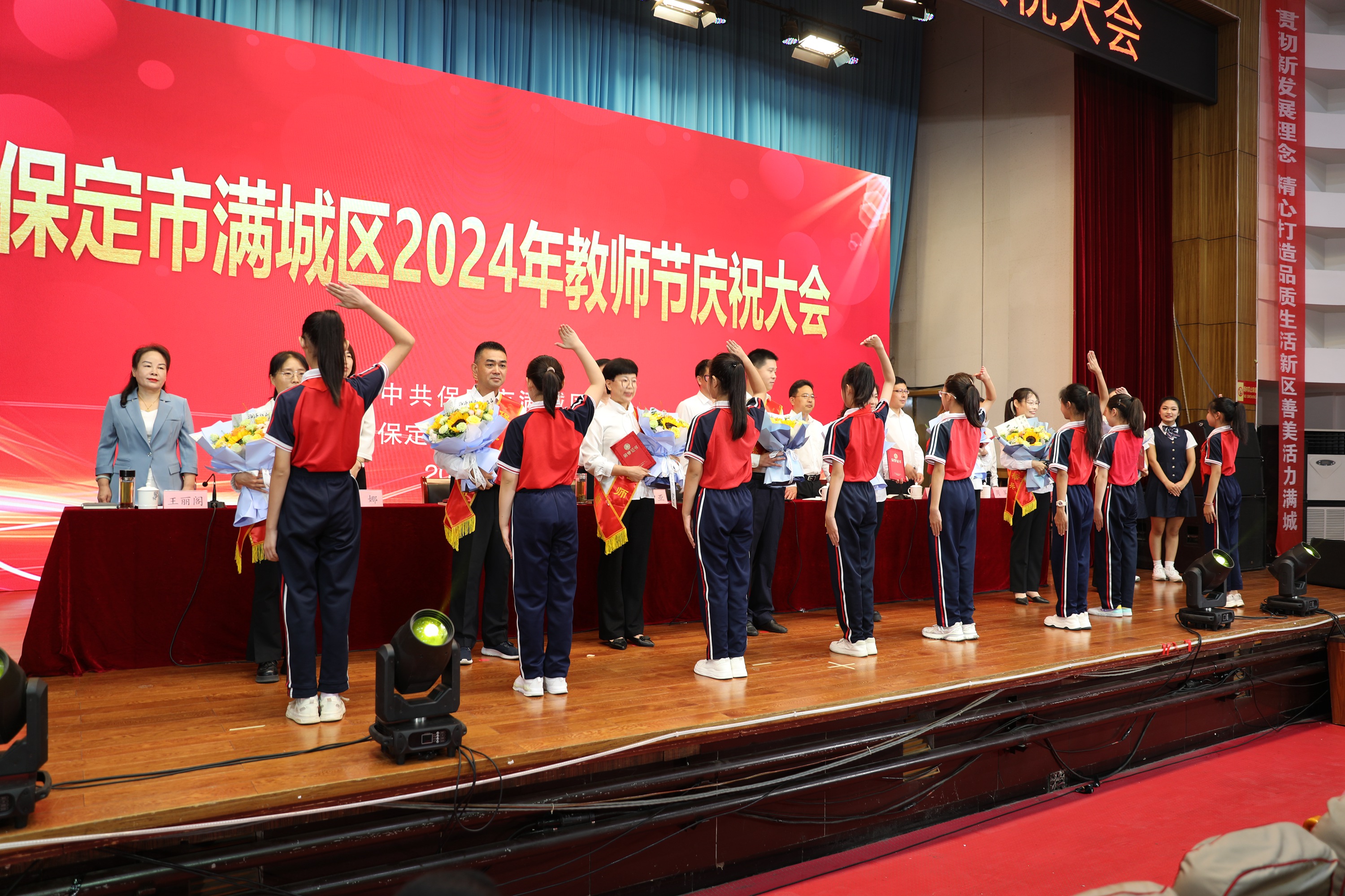 “双争”有我丨保定市满城区：致敬教育之光 共兴尊师风尚_fororder_获评省级师德标兵、市级杰出教师、市级名师、市级师德标兵的教师 摄影 南双双.JPG