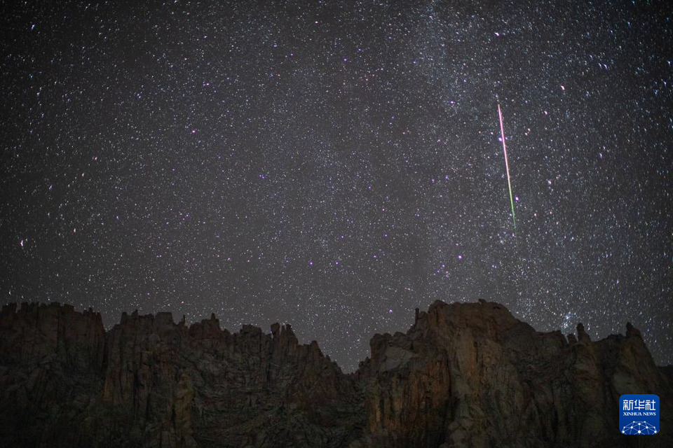 英仙座流星雨“绽放”夜空