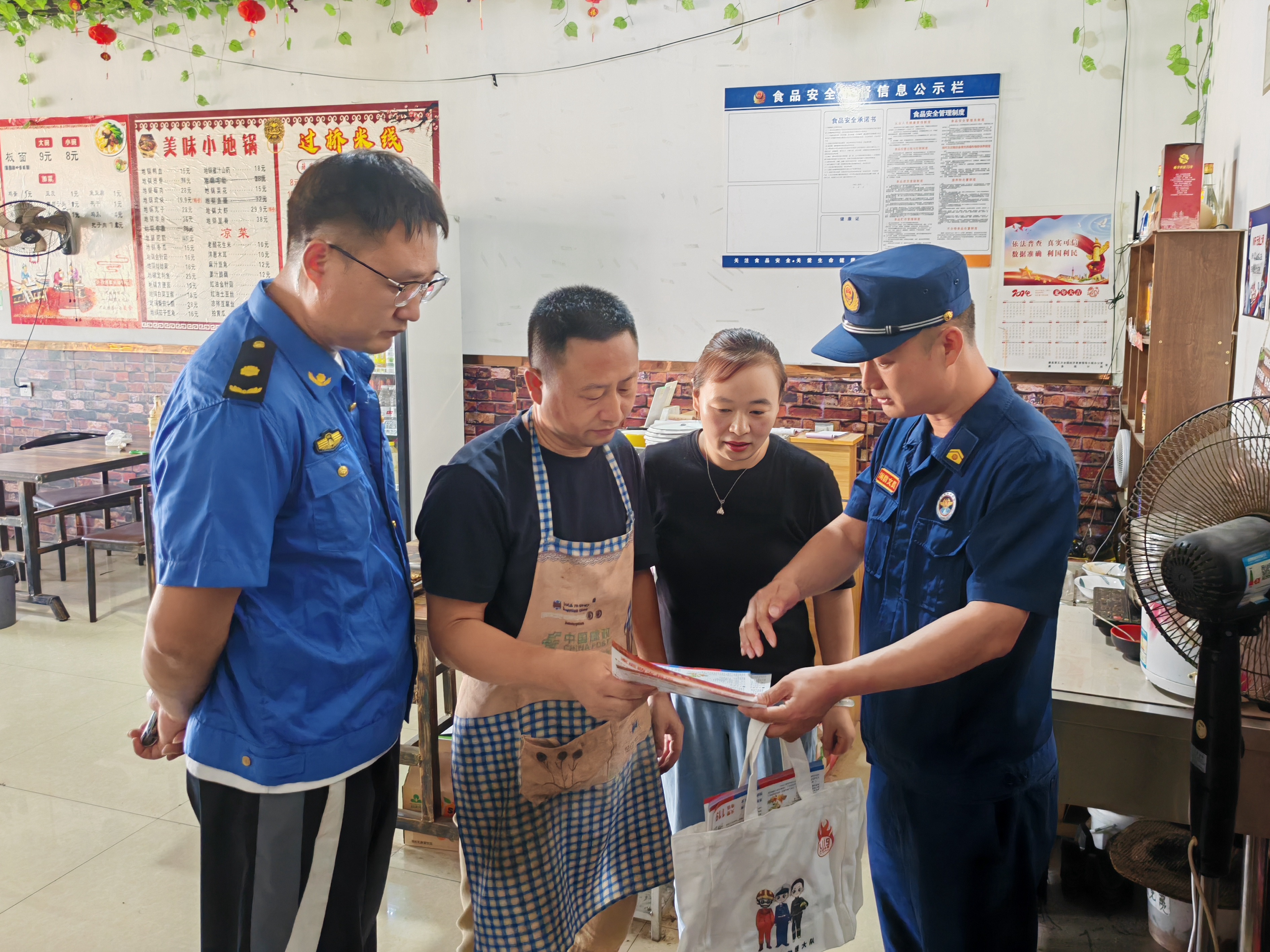 河北唐县：拧紧安全阀 守护幸福家_fororder_工作人员向商户发放燃气安全明白纸