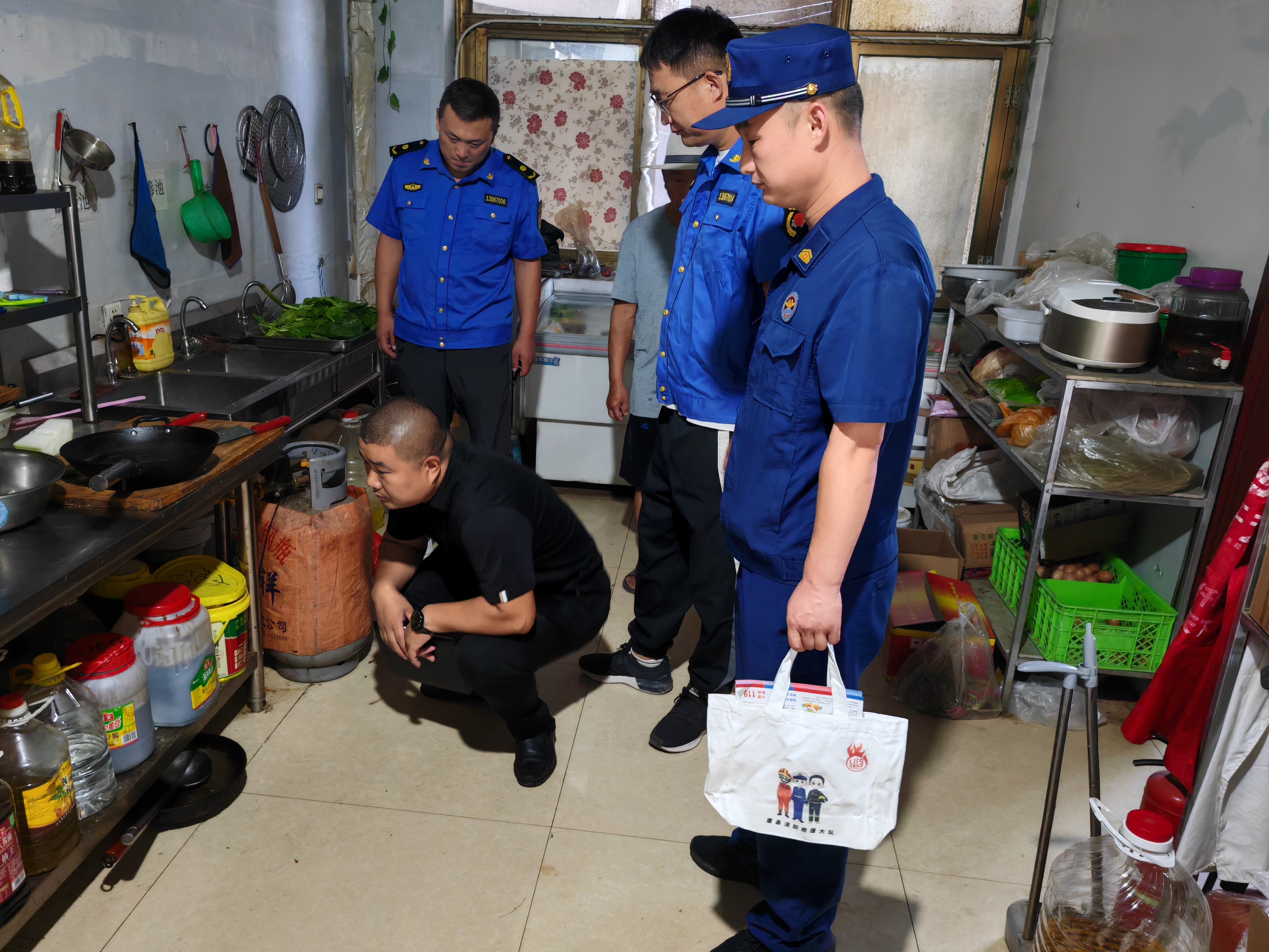河北唐县：拧紧安全阀 守护幸福家_fororder_工作人员检查辖区餐饮企业的液化气瓶情况