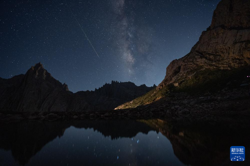 英仙座流星雨“绽放”夜空